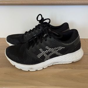 Woman’s ASICS 7.5 shoes